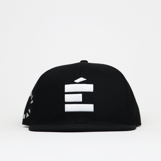 
            
                Load image into Gallery viewer, É Snapback - Black
            
        