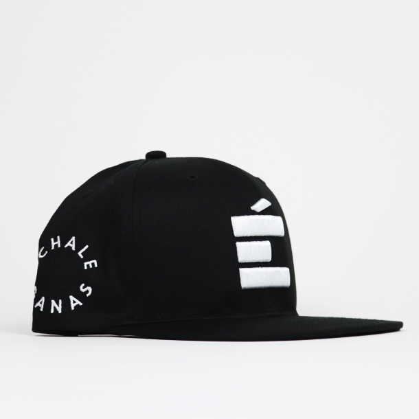 
            
                Load image into Gallery viewer, É Snapback - Black
            
        